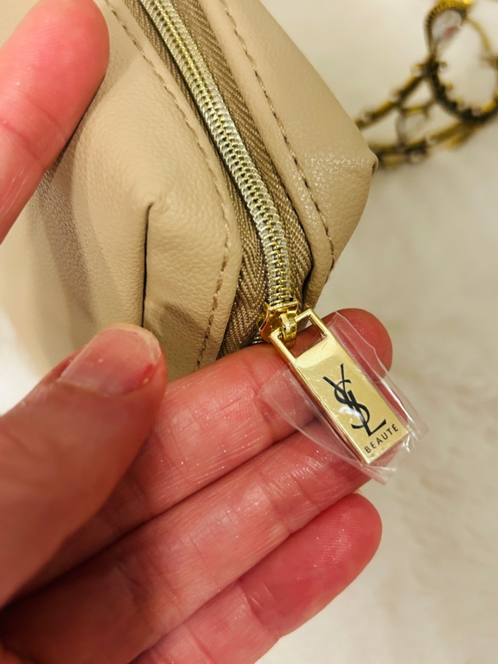 New Yves Saint Laurent Beige Cosmetic Pouch & Gold Hardware - Picture 4 of 5